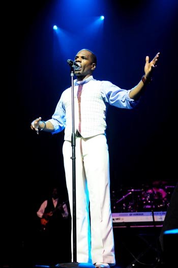 Kirk Franklin Performs A Tribute to Mothers