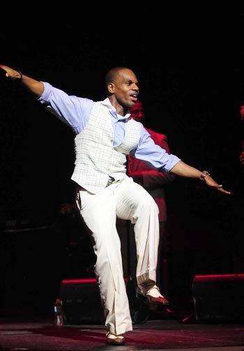 Kirk Franklin Performs A Tribute to Mothers