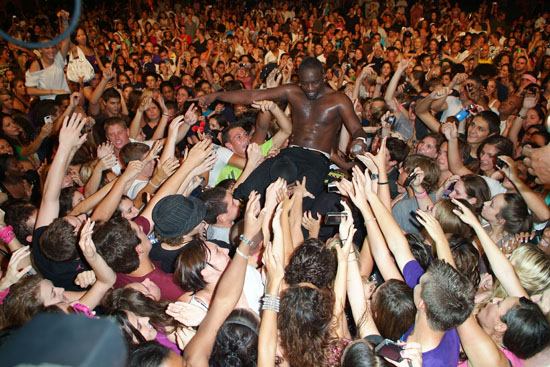Akon stage dives into the crowd as he perform at the Think Pink Rocks Concert to benefit breast cancer charities| photo by: Johnny Louis/ jlnphotography.com